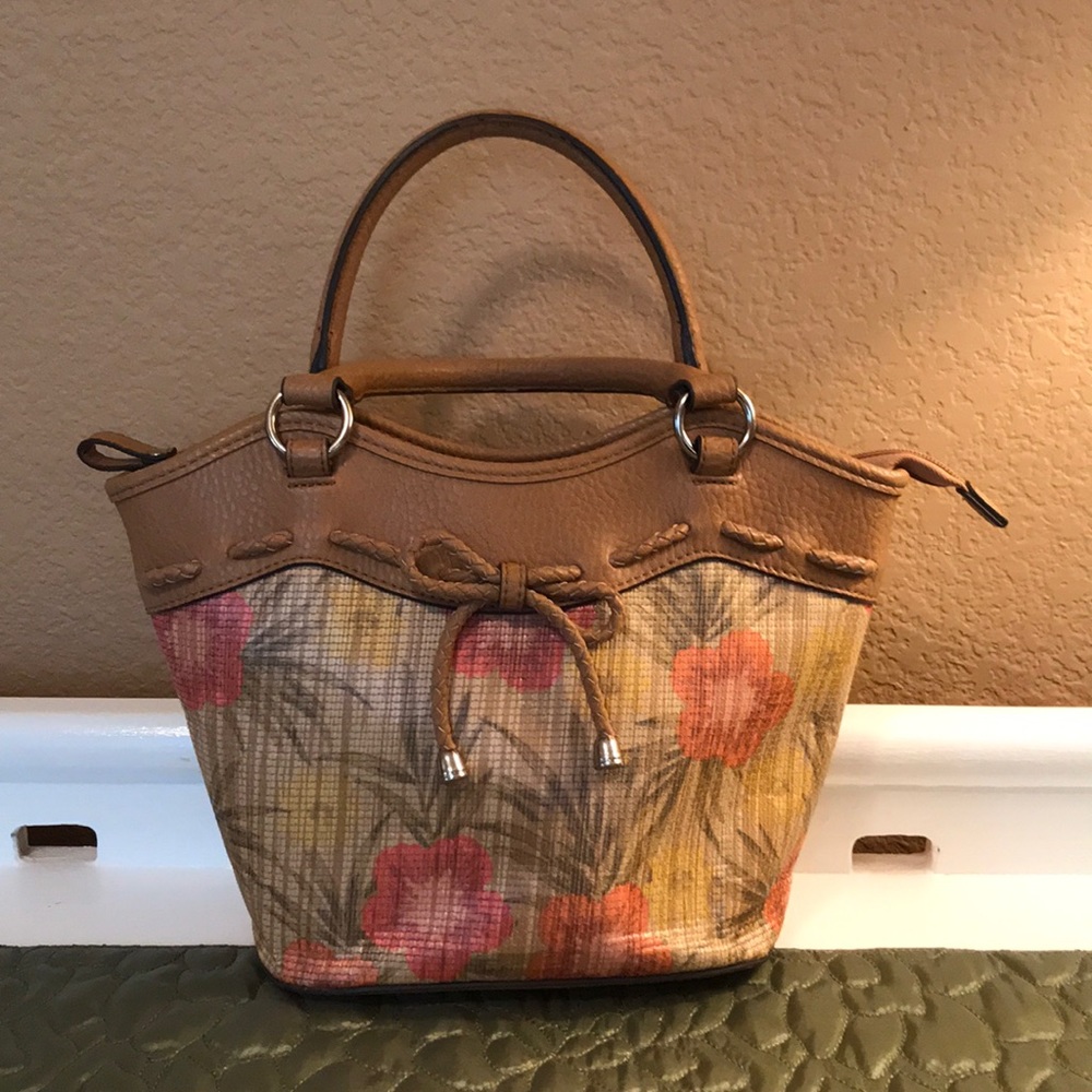 Bueno handbag w straw body. Perfect for Spring!